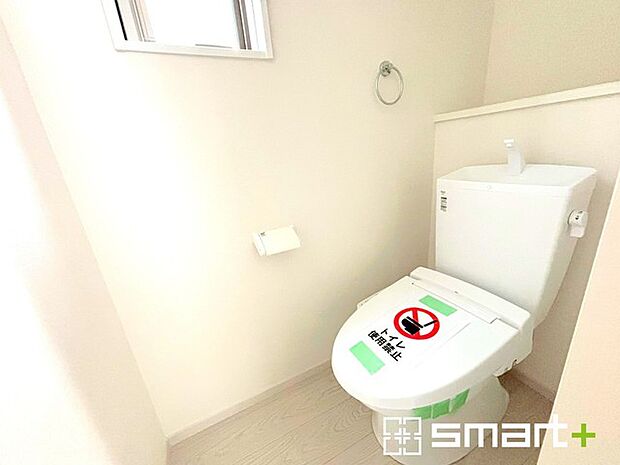 〜小窓付きの明るいトイレ〜 ・使用後や掃除の際には新鮮な空気を取り込み換気ができます。 ・背面のスペースにちょっとした棚を設置すれば、トイレットペーパーのストックなども置けますね。