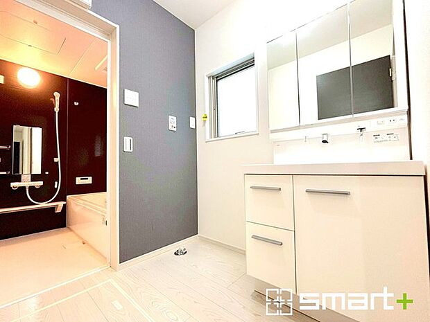 〜明るい洗面スペース〜 ・窓から明るい陽が入るので、気持ちよく朝の支度ができますね。 ・使い勝手の良い三面鏡タイプのシャワー付き洗面化粧台。鏡の裏に収納があるので洗面台周りもスッキリ。