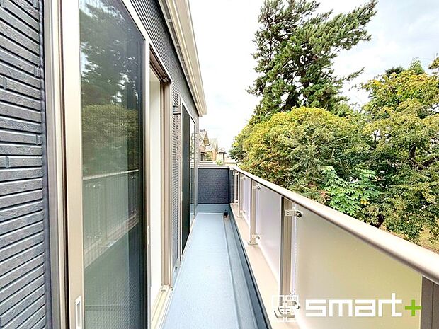 〜洗濯物も干しやすいバルコニー〜 ・陽当たり良好のバルコニーは2部屋から出入りができて毎日のお洗濯も快適。 ・テラス屋根等のオプションもお気軽にご相談くださいませ。