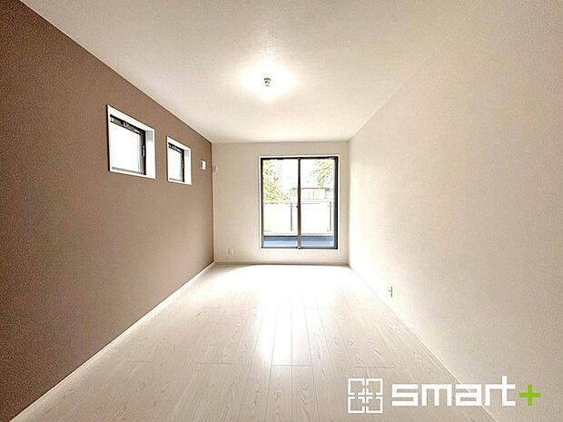 〜バルコニーに面した洋室〜 ・バルコニー側の大きな窓から穏やかな陽が差し込む明るい洋室はゆとりある広さ。 ・ご夫婦やご兄弟でもゆったりとお過ごしいただけます。