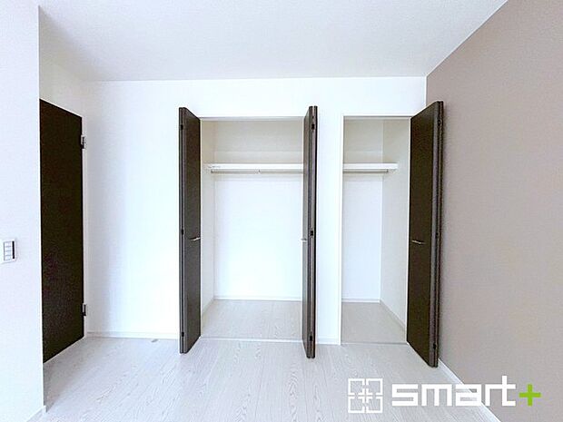 〜明るく暖かな光が差し込む洋室〜 ・大きな窓からたっぷりの光が舞い込み、お部屋全体を優しく包み込んでくれます。 ・大容量の収納スペースで整理整頓しやすく、生活空間が広がりますね。