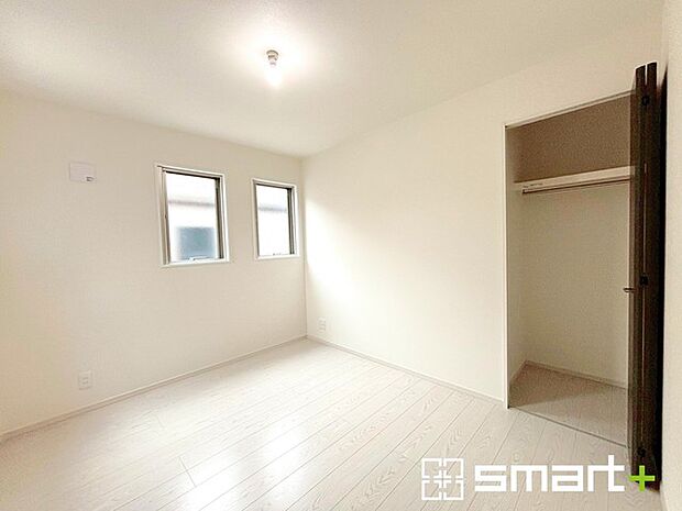 〜収納豊富な洋室〜 ・各居室に備え付けの収納をご用意。タンスなどを置く場合と比べ出っ張らないので部屋の中を有効のご活用いただけます。 ・収納の広さなどぜひ現地でご確認くださいませ。