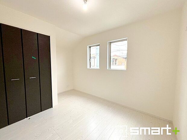 〜2面採光の明るいお部屋〜 ・洋室は2面採光とする事で穏やかな陽の入る明るい空間となっております。 ・くつろぎのプライベート時間を明るい空間で穏やかにお過ごしいただけます。