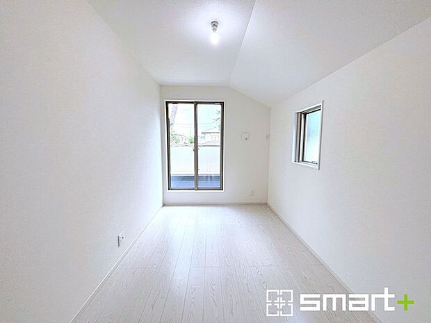 〜日当たり良好の明るい洋室〜 ・穏やかな陽だまりに包まれる居心地の良い洋室。バルコニーには2部屋から出入りができてお洗濯も快適。 ・2面採光の明るい洋室は、お子様のお部屋にもぴったり。