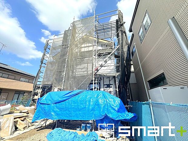 〜ベタ基礎でしっかりとした土台〜 ・コンクリートの中に鉄筋を配し強度を高めた「ベタ基礎」を採用。 ・しっかりとした土台を造ったうえで、その上に建物が築造されていきます。 