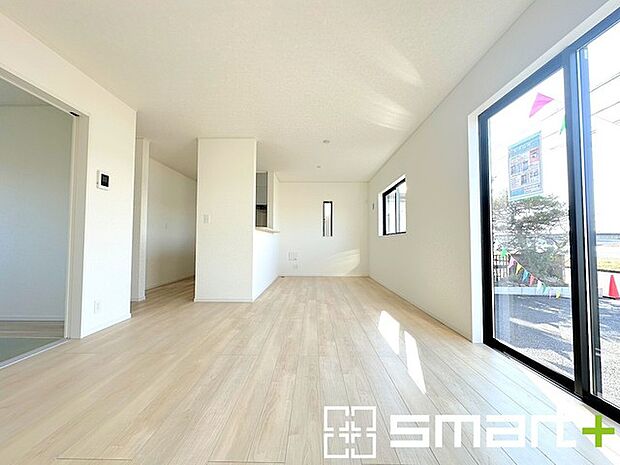 〜穏やかな陽の入るＬＤＫ〜 ・大きな窓のあるＬＤＫは陽当りも良好で明るい空間となっております。 ・ご家族団らんなど過ごす時間の多いＬＤＫが明るいのは嬉しいポイントですね。 