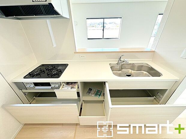 〜人気のカウンターキッチン〜 ・キッチンは人気のカウンタータイプを採用。「ご家族の顔が見える」造りです。 ・蛇口に浄水器が内蔵されているなど機能面でも優れた仕様です。 