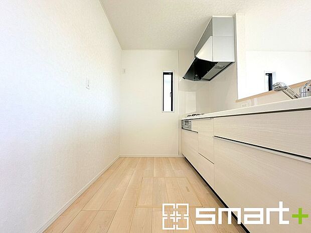 〜使い勝手の良いシステムキッチン〜 ・料理がしやすい設計のキッチンでお料理もはかどりますね。 ・もちろんキッチン下部は収納になっておりますので、フライパンなども収納可能です。 