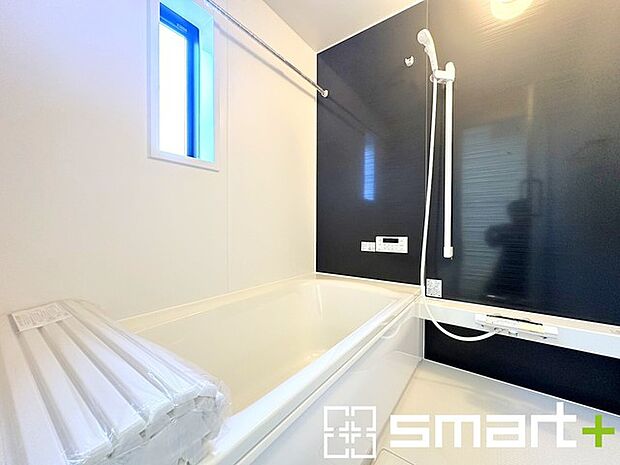 〜浴室乾燥機付きの浴室〜 ・浴室には乾燥機が付いているので雨の日でも洗濯物を干すことが可能です。 ・水はけの良い床材など機能面も充実。マイクロバルなどオプションもご相談くださいませ。 