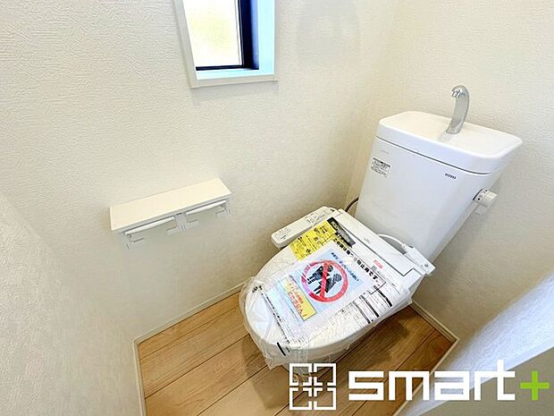 〜窓付きの明るいトイレ〜 ・外からの日差しを取り込むので、昼間は窓からの光で十分ですね。 ・使用後や掃除の際に窓を開ければ、外からの新鮮な空気を取り込み素早く換気ができます。 