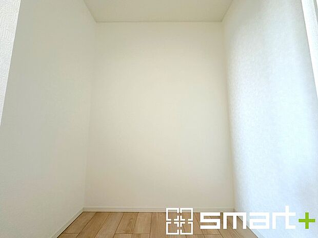 〜憧れのウォークインクローゼット〜 ・居室にウォークインを設ける事で季節ものや趣味の用具などもスッキリと収納可能です。 ・ぜひ現地でその便利さをご体感くださいませ。 