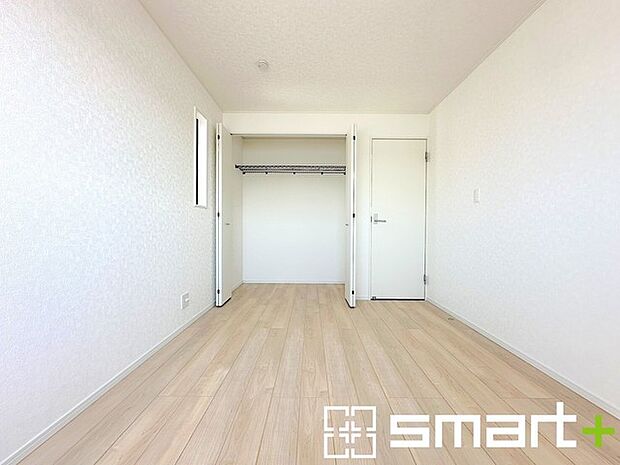 〜収納豊富な洋室〜 ・各居室に備え付けの収納をご用意。タンスなどを置く場合と比べ出っ張らないので部屋の中を有効のご活用いただけます。 ・収納の広さなどぜひ現地でご確認くださいませ。 