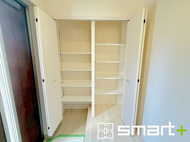 〜たっぷりしまえるシューズボックス〜 ・備え付けのシューズボックスは充分な容量を確保。 ・便利な稼働式の棚で高さや大きさのあるものもスッキリしまえて快適。 