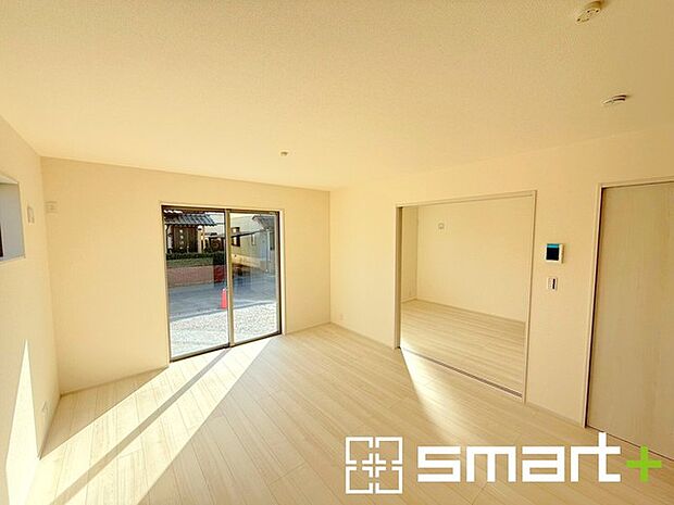 〜穏やかな陽の入るＬＤＫ〜 ・大きな窓のあるＬＤＫは陽当りも良好で明るい空間となっております。 ・ご家族団らんなど過ごす時間の多いＬＤＫが明るいのは嬉しいポイントですね。 