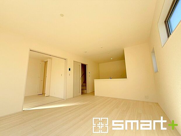 〜家族団らんにピッタリの広々リビング〜 ・自然の光が降り注ぐ明るいLDKは家族団らんにピッタリ。 ・隣接の洋室を続き間として利用すれば20帖超の広々空間になります。 