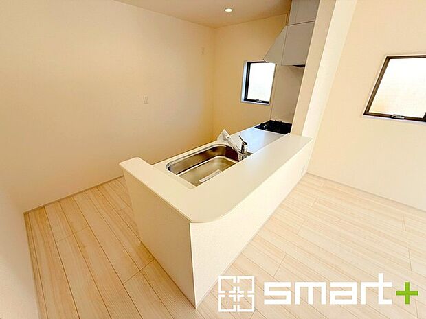 〜使い勝手の良いシステムキッチン〜 ・料理がしやすい設計のキッチンでお料理もはかどりますね。 ・もちろんキッチン下部は収納になっておりますので、フライパンなども収納可能です。 