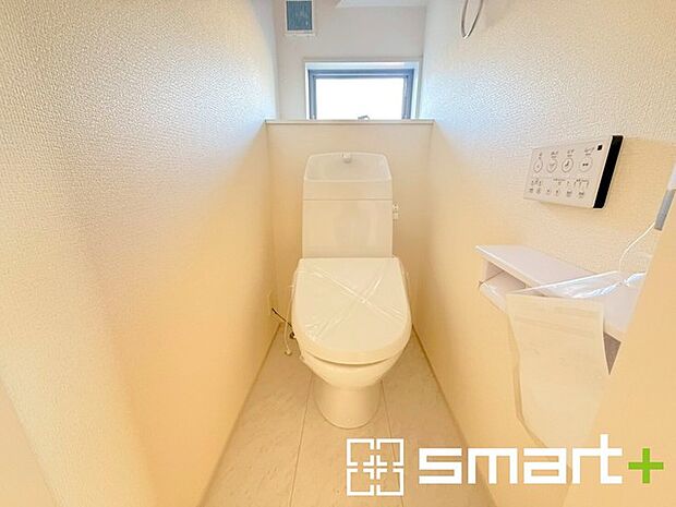 〜小窓付きの明るいトイレ〜 ・使用後や掃除の際には新鮮な空気を取り込み換気ができます。 ・背面のスペースにちょっとした棚を設置すれば、トイレットペーパーのストックなども置けますね。 