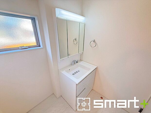 〜明るい洗面スペース〜 ・窓から明るい陽が入り、気持ちよく朝の支度ができますね。 ・使い勝手の良い三面鏡タイプのシャワー付き洗面化粧台。鏡の裏に収納があるので洗面台周りもスッキリ。 