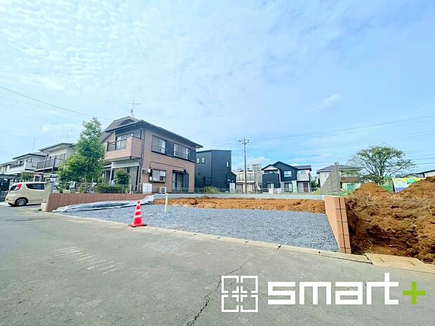 〜十分な広さのある前面道路〜 ・前面道路は約6ｍございますので、お車でのすれ違いも楽々で余計なストレスがかかりません。 ・日々お車での移動が多い方には大切なポイントですね。 