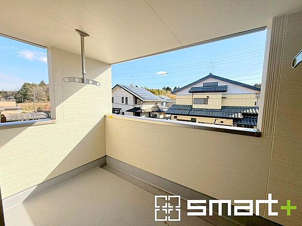 〜屋根付きのバルコニー〜 ・バルコニーは屋根付きなので急な雨でも安心です。 ・奥行きもあるので洗濯物が干しやすいのも嬉しいポイントですね。 