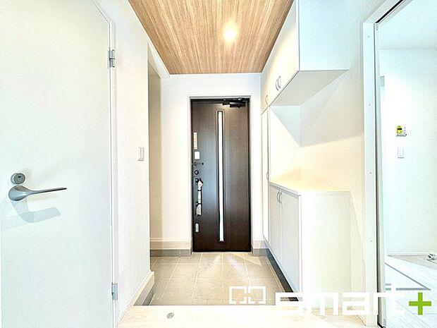 ~シューズインクロークのある玄関~ ・玄関横にシューズインクロークをご用意。 ・追加の靴置きとしてはもちろん、スキー・ゴルフなど趣味の用具の置場としてもご利用いただけます。