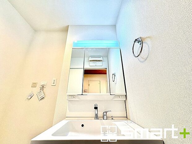 ~シャワー付き洗面台を採用~ ・洗面台の蛇口がホースで伸びシャワーとしてご利用可能。 ・朝の寝ぐせ直しなどにシャワーを使いたい時、洗面台の掃除をする際にも便利にお使いいただけますよ。