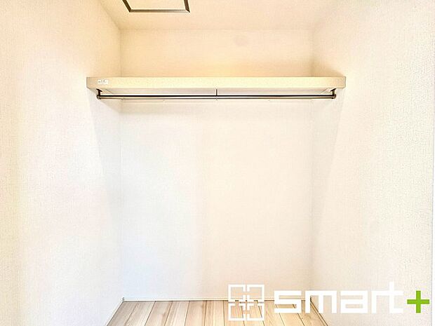 ~憧れのウォークインクローゼット~ ・居室にウォークインを設ける事で季節ものや趣味の用具などもスッキリと収納可能です。 ・ぜひ現地でその便利さをご体感くださいませ。