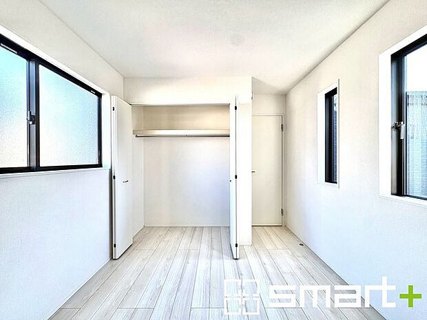 ~2面採光の明るいお部屋~ ・洋室は2面採光とする事で穏やかな陽の入る明るい空間となっております。 ・くつろぎのプライベート時間を明るい空間で穏やかにお過ごしいただけます。