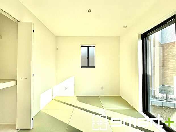 ~「和みの部屋」和室をご用意~ ・ゴロンと寝転がったり、お子様のいるご家庭ではお子様を寝かしつけたり、などご活用いただける和室をご用意。 ・やはり畳の香りは心が落ち着きますね。