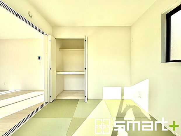 ~使い勝手の良い「和洋室」~ ・畳敷きに建具は洋風、というハイブリッド型の「和洋室」。和室と洋室の良い所を組み合わせたお部屋です。 ・やはり畳の香りは心が落ち着きますね。