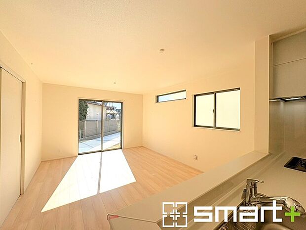 ~日当り良好のLDK~ ・たくさんの窓からたっぷりの陽光が差し込む明るいリビングで寛ぎのひと時を。 ・柔らかみのあるナチュラルカラーで、家具やカーテンの色も選びやすいです。