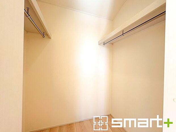 ~ウォークインクローゼット~ ・衣類をハンガーに掛けたまま収納できるウォークインクローゼットは重宝しますね。 ・季節ものや小物類なども整理整頓しやすく生活空間が広がります。