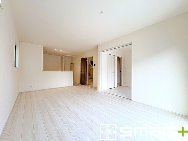 〜家族団らんにピッタリの広々リビング〜 ・自然の光が降り注ぐ明るいLDKは家族団らんにピッタリ。 ・隣接の洋室を続き間として利用すれば21帖超の広々空間になります。 