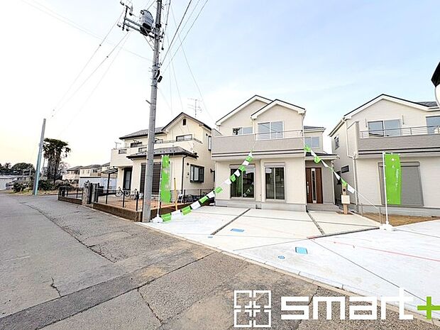 〜閑静な住宅街の立地〜 ・周辺は閑静な住宅街となっておりますので、静かな暮らしをご実現いただけます。 ・前面道路の交通量も多くないので、小さなお子様がいるご家庭でもご安心ですね。 