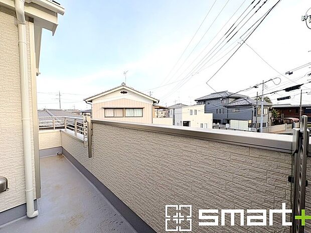 〜洗濯物も干しやすいバルコニー〜 ・陽当たり良好な南側のバルコニーは2部屋から出入りができて毎日のお洗濯も快適。 ・テラス屋根等のオプションもお気軽にご相談くださいませ。