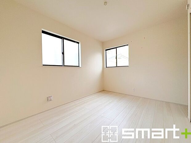 〜2面採光の明るいお部屋〜 ・洋室は2面採光とする事で穏やかな陽の入る明るい空間となっております。 ・くつろぎのプライベート時間を明るい空間で穏やかにお過ごしいただけます。 