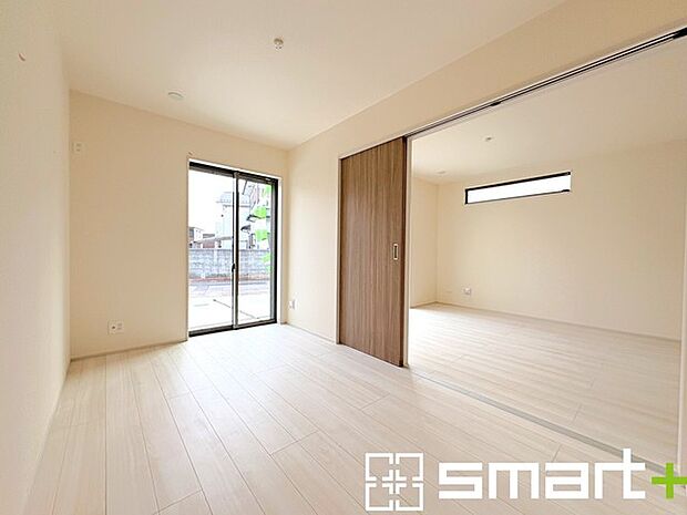 〜リビング横の洋室〜 ・お子様のプレイルームやお昼寝、趣味のお部屋など、用途様々な1階洋室。 ・寝室はもちろん、玄関から直接出入り可能なのでゲストルームにも利用できますね。