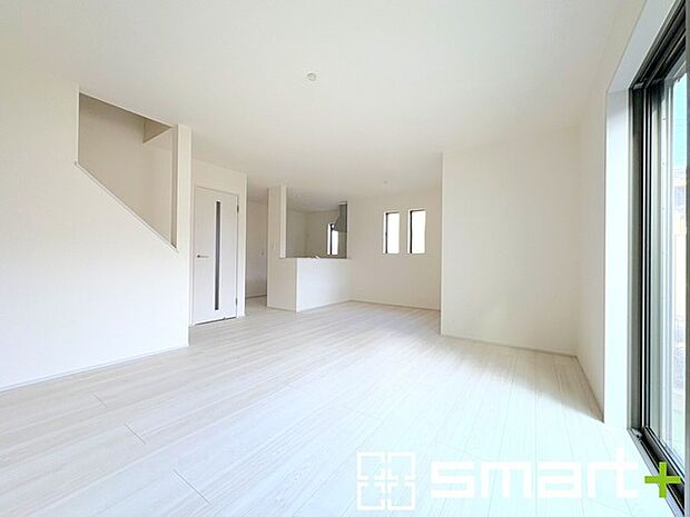 〜明るいＬＤＫ〜 ・ご家族でゆったり寛げる広々リビングは、大きな窓からたっぷりの陽光が差し込む明るい空間。 ・料理と洗濯、片付けなど並行して家事を進める時に便利な回遊動線。