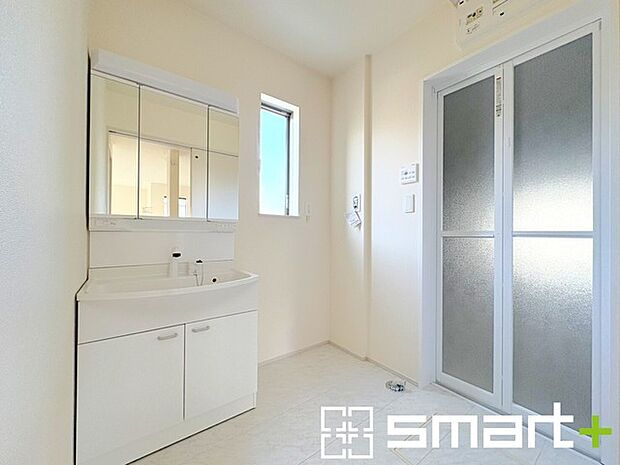 ~明るい洗面スペース~ ・窓から明るい陽が入り、気持ちよく朝の支度ができますね。 ・使い勝手の良い三面鏡タイプのシャワー付き洗面化粧台。鏡の裏に収納があるので洗面台周りもスッキリ。