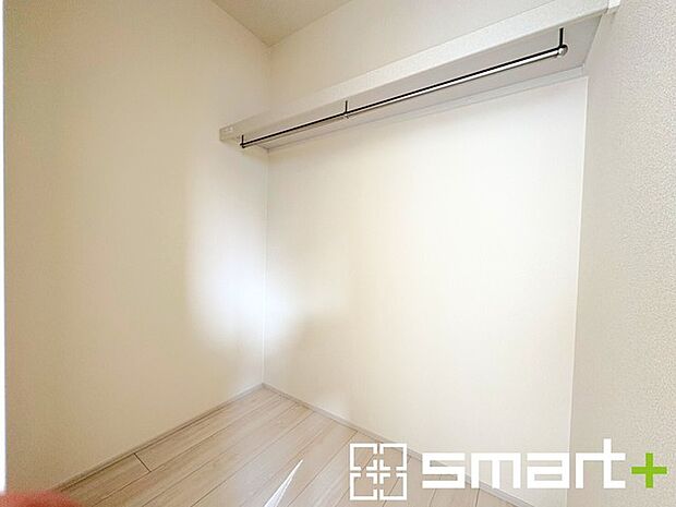 ~ウォークインクローゼット~ ・衣類をハンガーに掛けたまま収納できるウォークインクローゼットは重宝しますね。 ・季節ものや小物類なども整理整頓しやすく生活空間が広がります。