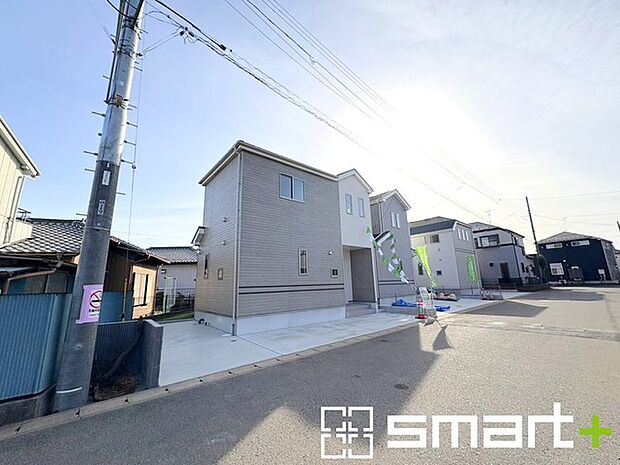 ~閑静な住宅街の立地~ ・周辺は閑静な住宅街となっておりますので、静かな暮らしをご実現いただけます。 ・前面道路の交通量も多くないので、小さなお子様がいるご家庭でもご安心ですね。