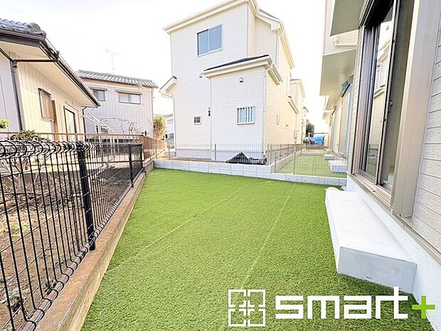 ~人工芝のある綺麗なお庭~ ・標準で人工芝を敷設しておりますので、見た目にも綺麗なお庭となっております。 ・人工芝の場合雑草が生えてこず、管理が楽なのも嬉しいポイントです。