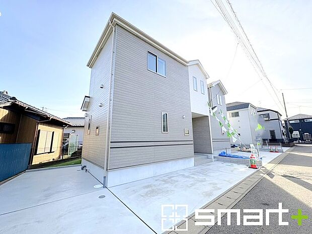 〜ゆとりあるカースペース〜 ・セカンドカーや来客時にも困らないカースペース2台分。物置や駐輪スペースなどにも利用できますね。 ・カーポートなどのオプションもお気軽にご相談くださいませ。