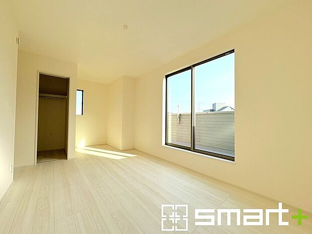 ~バルコニーに面した洋室~ ・バルコニー側の大きな窓から穏やかな陽が差し込む明るい洋室はウォークインクローゼット付。 ・ゆとりある広さでご夫婦やご兄弟でもゆったりお過ごしいただけます。