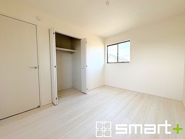 ~収納豊富な洋室~ ・各居室に備え付けの収納をご用意。タンスなどを置く場合と比べ出っ張らないので部屋の中を有効のご活用いただけます。 ・収納の広さなどぜひ現地でご確認くださいませ。