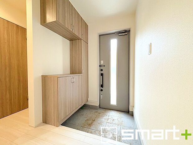 〜穏やかな陽が入る玄関〜 ・玄関ドアにガラス部分を設ける事で穏やかな陽の入る玄関になります。 ・飾り棚としても演出できるコの字型のシューズボックスは大容量の収納力。