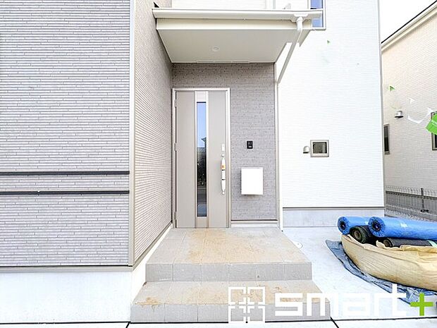 〜お住まいの顔「玄関」〜 ・玄関ドアの上にはもちろん軒がございますので、雨の日でも濡れずに鍵の開閉が可能です。 ・鍵は防犯性に優れたディンプルキーを採用。 