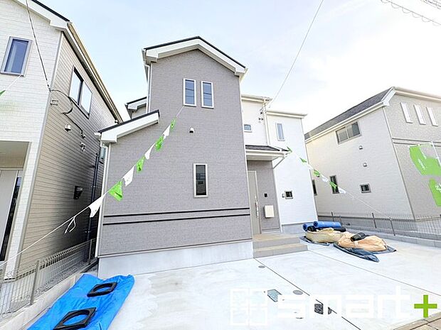 〜ゆとりあるカースペース〜 ・セカンドカーや来客時にも困らないカースペース2台分。物置や駐輪スペースなどにも利用できますね。 ・カーポートなどのオプションもお気軽にご相談くださいませ。