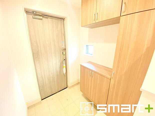 ~穏やかな陽が入る玄関~ ・玄関ドアにガラス部分を設ける事で穏やかな陽の入る玄関になります。 ・飾り棚としても演出できるコの字型の下駄箱は大容量の収納力。