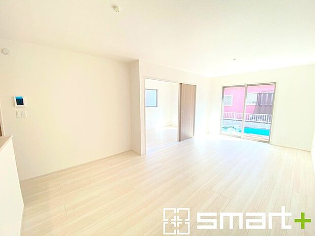 〜穏やかな陽の入るＬＤＫ〜 ・大きな窓のあるＬＤＫは陽当りも良好で明るい空間となっております。 ・ご家族団らんなど過ごす時間の多いＬＤＫが明るいのは嬉しいポイントですね。 